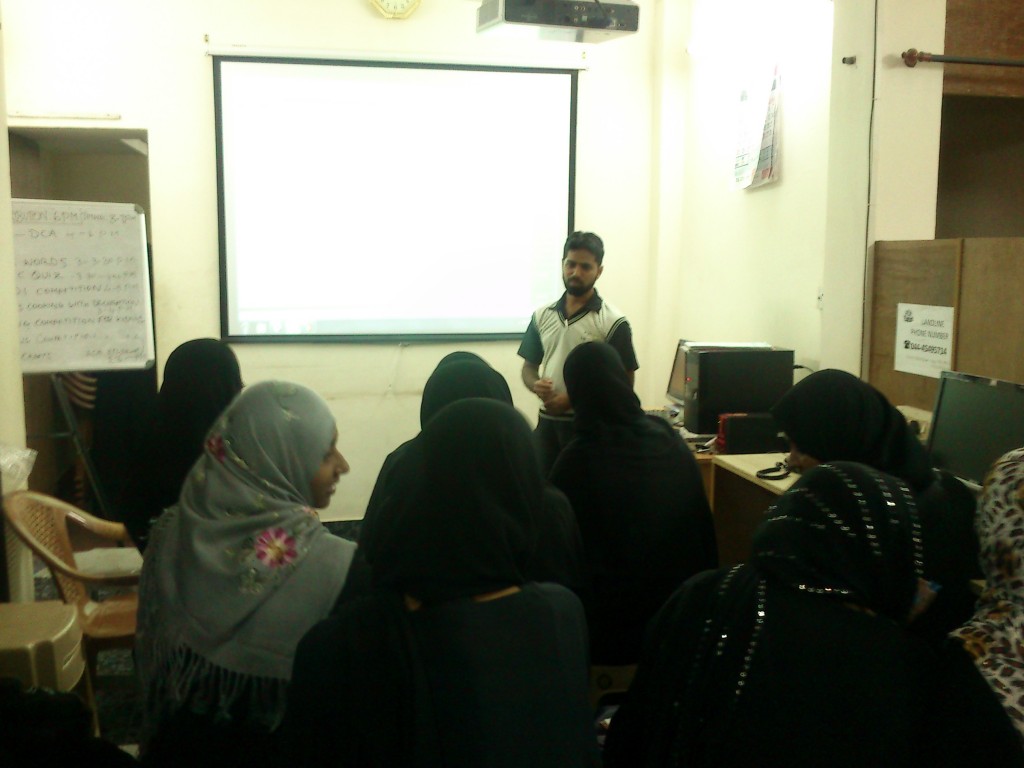  The Tally instructor Mr.Thanseer Ahmed is taking class using projector. 