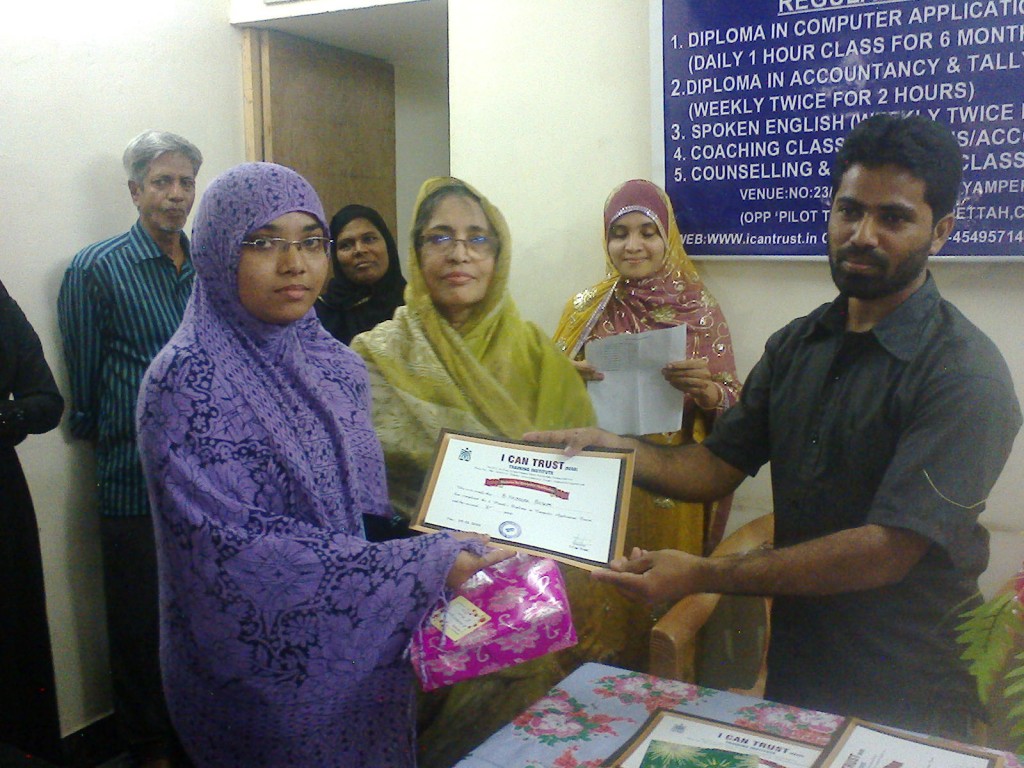 B .Hazeera  Begum receiving the First Prize Certificate