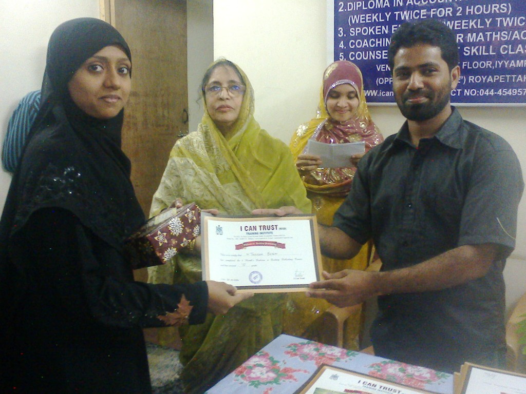 N. Tasleem Begum receiving the First Prize Certificate