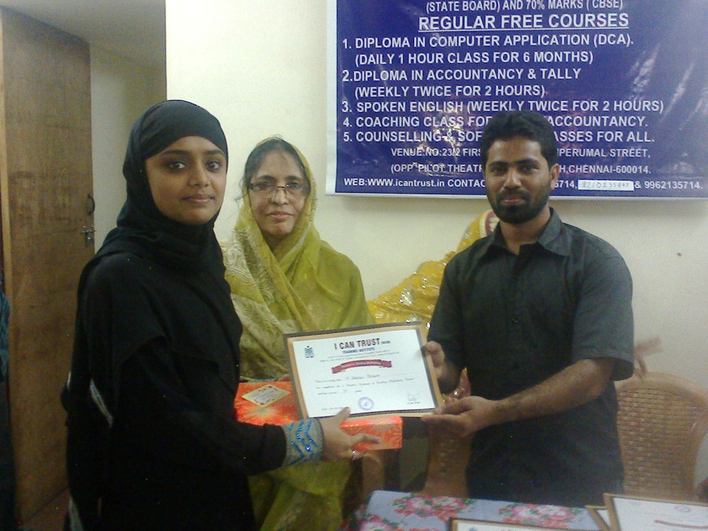 N. Jabeen Begum receiving the Second Prize Certificate