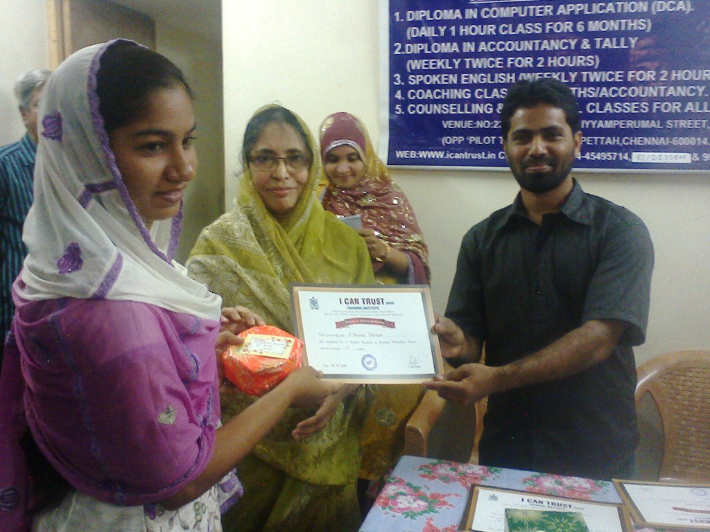 Z. Bushra Tazkeen receiving the Third Prize Certificate