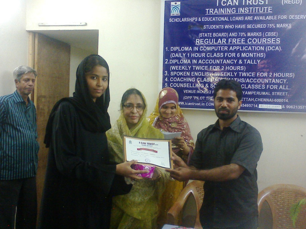 S. Aabidha Nasreen receiving the Third Prize Certificate