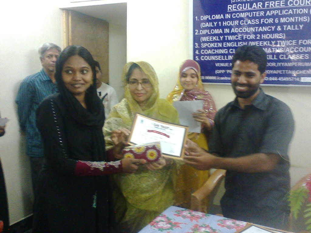 S. Asina Banu receiving the First Prize Certificate