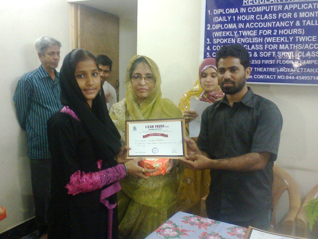 K. Syed Fathima receiving the Third Prize Certificate