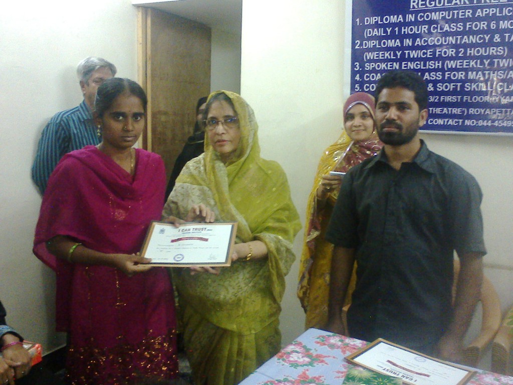 R. Leelavathy receiving the  Certificate